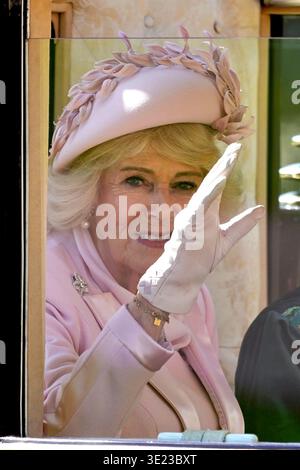 Königin Camilla winkt der Menge zu, während sie mit First Lady Oluremi Tinubu (nicht im Bild), der Frau des Präsidenten Nigerias Bola Ahmed Tinubu, im schottischen Staatswagen reist, während sie nach einer Begrüßungszeremonie in der Datchet Road in Windsor, Berkshire, am ersten Tag ihres Staatsbesuchs in Großbritannien nach Windsor Castle fährt. Bilddatum: Mittwoch, 18. März 2026. Stockfoto