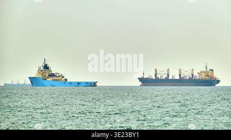 Seehandel Und Globale Schifffahrt Frachtschiffe, Die Auf Dem Wasser In Der Nähe Von La Linea De La Concepcion Segeln Andalusien Spanien Als Vertreter Des Internationalen Handels Stockfoto