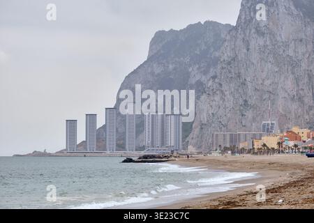 Küstenentwicklung und Tourismus in La Linea de La Concepcion Spanien Moderne Hochhäuser in der Nähe des Strandes und des Felsens von Gibraltar Eine beliebte Trave Stockfoto