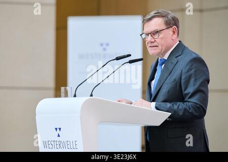 Berlin, Deutschland. März 2026. Bundesaußenminister Johann Wadephul (CDU) spricht während der Gedenkfeier zum 10. Todestag des FDP-Politikers Guido Westerwelle. Annette Riedl/dpa/Alamy Live News Stockfoto