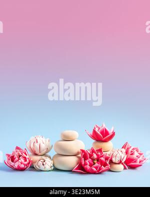 Konzeptszene Bühnenpräsentation für neues Produkt, Banner, Werbeaktion, Kosmetik, Präsentation. Holzscheibenpodium, Frühlingsrosa und weiße Tulpenblüten auf blauem Hintergrund. Stockfoto