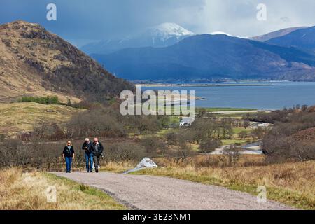 Vogelbeobachter auf einer kleinen Straße in der Nähe von Inversanda mit dem Glen Coe Mountain Range dahinter, Loch Linnhe, Highland Region, Schottland, Vereinigtes Königreich, April 2018 Stockfoto