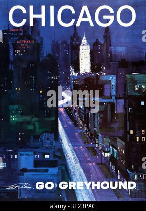 Dieses lebhafte Reiseposter aus den 1960er Jahren wirbt für Greyhound-Busreisen nach Chicago und zeigt ein dramatisches nächtliches Stadtbild. Die Illustration, möglicherweise von Jan Groth (G.roth sichtbar), zeigt beleuchtete Wolkenkratzer und eine geschäftige Straße, die den energetischen Charme der Stadt nach Einbruch der Dunkelheit einfangen. Stockfoto