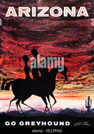 Dieses lebhafte Reiseposter aus den 1960er Jahren wirbt für Greyhound-Busreisen nach Arizona. Er zeigt eine auffällige Silhouette von zwei Figuren auf dem Pferd vor einem dramatischen rot-orangen Sonnenuntergang, wobei „ARIZONA“ oben und „GO GREYHOUND“ unten deutlich zu sehen ist. Stockfoto