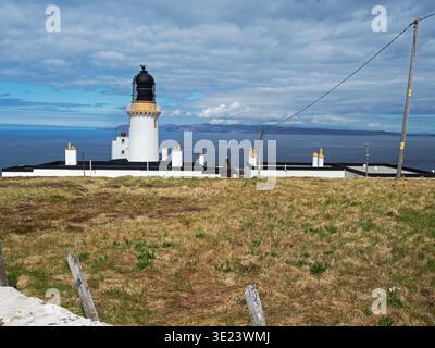 Dunnet Head Leuchtturm mit Hoy, Orkney Islands Beyond, Caithness, Schottland, Großbritannien, Mai 2021 Stockfoto