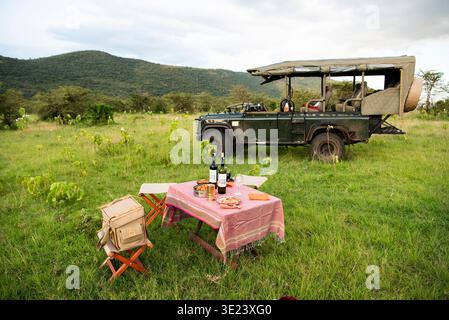 Sundowner Drinks in Ololasurai Conservancy, Greater Maasai Mara, Kenia Stockfoto