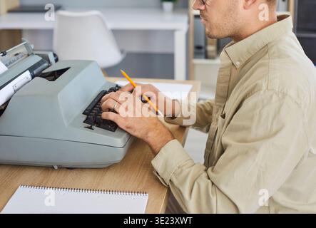 Schreiben Sie auf der Schreibmaschine im Vintage-Stil, Seitenansicht der Autorenhände geben Sie Text ein Stockfoto