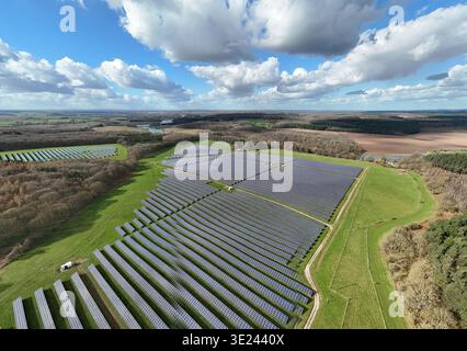 Luftaufnahme eines riesigen Solarpaneels, das sich über grüne Felder unter einem Wolkenhimmel erstreckt, Mansfield, England, Großbritannien. Stockfoto