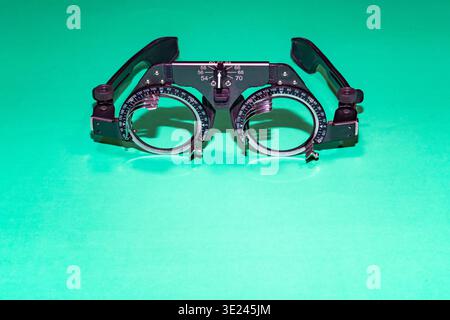Optometrie-Optikprüfgläser auf grünem Tisch. Hochwertige Fotos Stockfoto