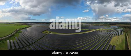 Aus der Vogelperspektive der Solarparks Goldbeck Solar Crifton South, Newark, Vereinigtes Königreich. Stockfoto