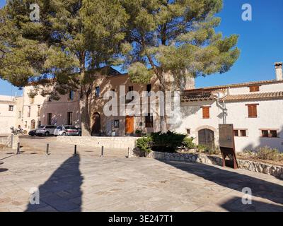 Ländliche Dorfszene in Castellet i la Gornal, Katalonien, Spanien. Stockfoto