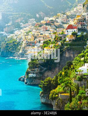 Morgen Blick auf Positano Stadtbild auf die Küste des Mittelmeers, Italien Stockfoto