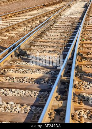 Bahngleise Perspective Fluchtpunkt, Zugschienen Konvergieren, Verkehrsinfrastruktur, Schotterballast Im Vordergrund, Fahrtrichtungskonzept Stockfoto