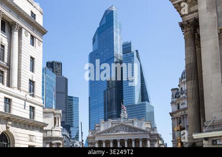 Moderne Wolkenkratzer überragen über historischen Gebäuden in London Stockfoto