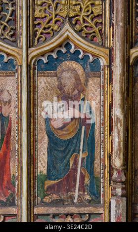 Die Bildwände und Details in der St. Mary's Church, Worstead, Norfolk, UK. Die Figuren auf der nördlichen (linken) Seite sind St. Peter, St. Paul, St. John the Baptist und St. John the Evangelist. Auf der Südseite befinden sich St. Bartholomew, St. Philipp, St. Lawrence und St. Thomas of Canterbury. Stockfoto