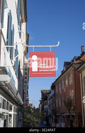 Nasenschild, Informationsschild, Werbeschild an einer Hauswand in der Altstadt mit der Aufschrift Tourist Information, ein Informationspunkt für den Besuch Stockfoto