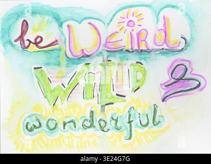 Farbenfrohe Aquarellbilder mit dem Satz „Be Weird Wild & Wonderful“ in verspieltem, lebendigem Schriftzug. „Seltsam“ ist in Pink- und YE-Tönen hervorgehoben Stockfoto