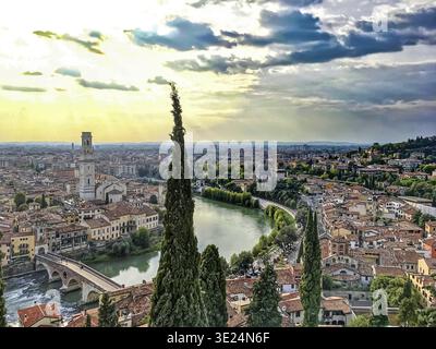 Panoramablick auf Verona, Italien vom Castel San Pietro aus, mit Blick auf die gewundene Etsch, historische Brücken und Terrakotta-Dächer der Altstadt Stockfoto