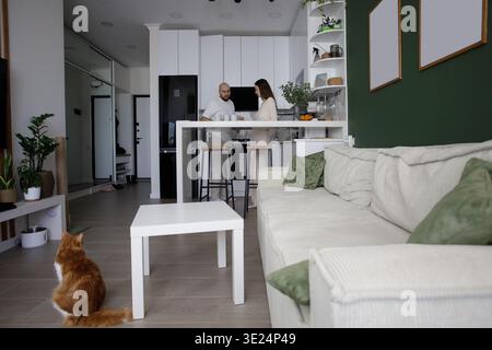 Das liebende junge Paar trinkt Kaffee in der Hausküche Stockfoto