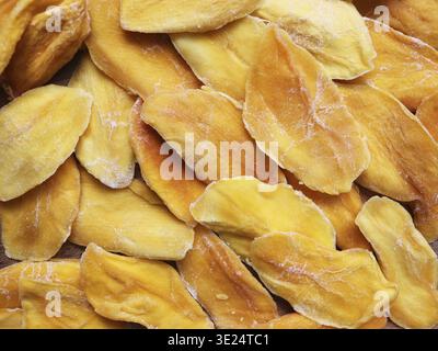 Getrocknete Mango auf dem Markt. Köstliche süße Scheiben getrockneter Mangobarbe Stockfoto
