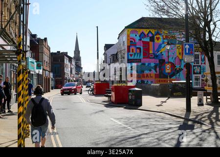 Shopping in Salisbury - die farbenfrohen Geschäfte der Fisherton Street im Stadtzentrum der Kathedrale von Wiltshire. März 2026. Stockfoto