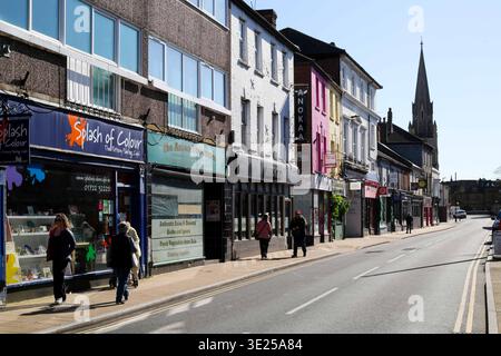 Shopping in Salisbury - die farbenfrohen Geschäfte der Fisherton Street im Stadtzentrum der Kathedrale von Wiltshire. März 2026. Stockfoto