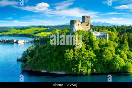 Panoramablick auf Schloss in Niedzica am See Czorsztyn, Polen Stockfoto