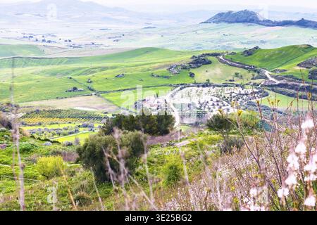 Grüne Hügel am regnerischen Frühlingstag in Sizilien in der Nähe der Stadt Aidona Stockfoto