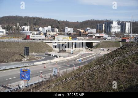 Stadtblick mit Autobahn und überquerender Brücke, mit Lkw gefahren, Anwendungsfotos Stockfoto