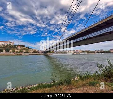Die meisten SNP-Brücke und das Schloss Bratislava über die Donau, Slowakei Stockfoto