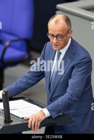Berlin, Deutschland. März 2026. Bundeskanzler Friedrich Merz hält am 18. März 2026 in Berlin eine Rede vor dem Bundestag. Merz rief am Mittwoch zu Anstrengungen auf, um ein rasches Ende des Krieges gegen den Iran mit diplomatischen Mitteln zu erreichen, und warnte davor, dass der anhaltende Konflikt allen Parteien, einschließlich der Vereinigten Staaten, schadet. Quelle: Zhang Haofu/Xinhua/Alamy Live News Stockfoto
