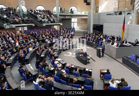 Berlin, Deutschland. März 2026. Bundeskanzler Friedrich Merz hält am 18. März 2026 in Berlin eine Rede vor dem Bundestag. Merz rief am Mittwoch zu Anstrengungen auf, um ein rasches Ende des Krieges gegen den Iran mit diplomatischen Mitteln zu erreichen, und warnte davor, dass der anhaltende Konflikt allen Parteien, einschließlich der Vereinigten Staaten, schadet. Quelle: Zhang Haofu/Xinhua/Alamy Live News Stockfoto