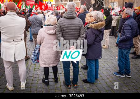 Rom, Rm, Italien. März 2026. Tausende nahmen an der Abschlussveranstaltung der Kampagne zur Volksabstimmung teil, um GEGEN die von der Regierung Meloni vorgeschlagene Änderung mehrerer Artikel der italienischen Verfassung zu stimmen, die zu einer Reform der Justiz führen sollte. Die Veranstaltung auf der Piazza del Popolo wurde von der CGIL union organisiert und fand die Teilnahme von Oppositionsparteiführern statt. (Kreditbild: © Marco Di Gianvito/ZUMA Press Wire) NUR REDAKTIONELLE VERWENDUNG! Nicht für kommerzielle ZWECKE! Stockfoto
