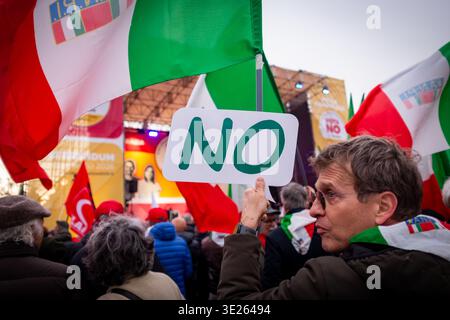 Rom, Rm, Italien. März 2026. Tausende nahmen an der Abschlussveranstaltung der Kampagne zur Volksabstimmung teil, um GEGEN die von der Regierung Meloni vorgeschlagene Änderung mehrerer Artikel der italienischen Verfassung zu stimmen, die zu einer Reform der Justiz führen sollte. Die Veranstaltung auf der Piazza del Popolo wurde von der CGIL union organisiert und fand die Teilnahme von Oppositionsparteiführern statt. (Kreditbild: © Marco Di Gianvito/ZUMA Press Wire) NUR REDAKTIONELLE VERWENDUNG! Nicht für kommerzielle ZWECKE! Stockfoto