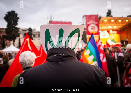 Rom, Rm, Italien. März 2026. Tausende nahmen an der Abschlussveranstaltung der Kampagne zur Volksabstimmung teil, um GEGEN die von der Regierung Meloni vorgeschlagene Änderung mehrerer Artikel der italienischen Verfassung zu stimmen, die zu einer Reform der Justiz führen sollte. Die Veranstaltung auf der Piazza del Popolo wurde von der CGIL union organisiert und fand die Teilnahme von Oppositionsparteiführern statt. (Kreditbild: © Marco Di Gianvito/ZUMA Press Wire) NUR REDAKTIONELLE VERWENDUNG! Nicht für kommerzielle ZWECKE! Stockfoto