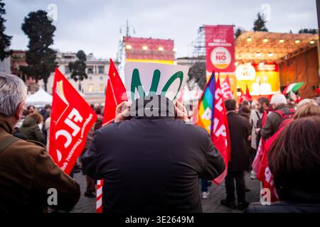 Rom, Rm, Italien. März 2026. Tausende nahmen an der Abschlussveranstaltung der Kampagne zur Volksabstimmung teil, um GEGEN die von der Regierung Meloni vorgeschlagene Änderung mehrerer Artikel der italienischen Verfassung zu stimmen, die zu einer Reform der Justiz führen sollte. Die Veranstaltung auf der Piazza del Popolo wurde von der CGIL union organisiert und fand die Teilnahme von Oppositionsparteiführern statt. (Kreditbild: © Marco Di Gianvito/ZUMA Press Wire) NUR REDAKTIONELLE VERWENDUNG! Nicht für kommerzielle ZWECKE! Stockfoto