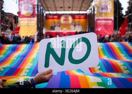 Rom, Rm, Italien. März 2026. Tausende nahmen an der Abschlussveranstaltung der Kampagne zur Volksabstimmung teil, um GEGEN die von der Regierung Meloni vorgeschlagene Änderung mehrerer Artikel der italienischen Verfassung zu stimmen, die zu einer Reform der Justiz führen sollte. Die Veranstaltung auf der Piazza del Popolo wurde von der CGIL union organisiert und fand die Teilnahme von Oppositionsparteiführern statt. (Kreditbild: © Marco Di Gianvito/ZUMA Press Wire) NUR REDAKTIONELLE VERWENDUNG! Nicht für kommerzielle ZWECKE! Stockfoto
