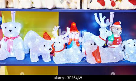 Silvester-Weihnachtsspielzeug kleine Tiere mit Lichtern im Laden Stockfoto