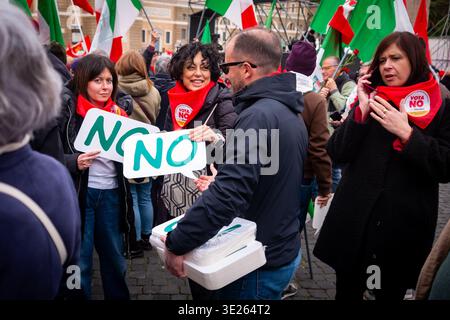Rom, Rm, Italien. März 2026. Tausende nahmen an der Abschlussveranstaltung der Kampagne zur Volksabstimmung teil, um GEGEN die von der Regierung Meloni vorgeschlagene Änderung mehrerer Artikel der italienischen Verfassung zu stimmen, die zu einer Reform der Justiz führen sollte. Die Veranstaltung auf der Piazza del Popolo wurde von der CGIL union organisiert und fand die Teilnahme von Oppositionsparteiführern statt. (Kreditbild: © Marco Di Gianvito/ZUMA Press Wire) NUR REDAKTIONELLE VERWENDUNG! Nicht für kommerzielle ZWECKE! Stockfoto