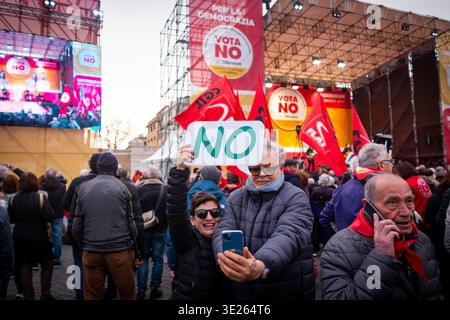 Rom, Rm, Italien. März 2026. Tausende nahmen an der Abschlussveranstaltung der Kampagne zur Volksabstimmung teil, um GEGEN die von der Regierung Meloni vorgeschlagene Änderung mehrerer Artikel der italienischen Verfassung zu stimmen, die zu einer Reform der Justiz führen sollte. Die Veranstaltung auf der Piazza del Popolo wurde von der CGIL union organisiert und fand die Teilnahme von Oppositionsparteiführern statt. (Kreditbild: © Marco Di Gianvito/ZUMA Press Wire) NUR REDAKTIONELLE VERWENDUNG! Nicht für kommerzielle ZWECKE! Stockfoto