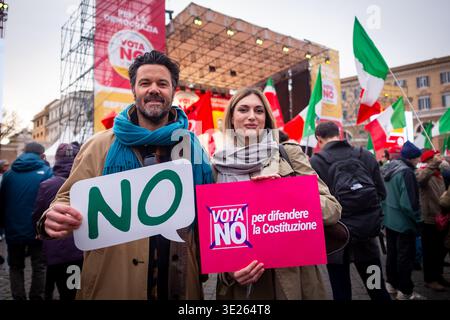 Rom, Rm, Italien. März 2026. Tausende nahmen an der Abschlussveranstaltung der Kampagne zur Volksabstimmung teil, um GEGEN die von der Regierung Meloni vorgeschlagene Änderung mehrerer Artikel der italienischen Verfassung zu stimmen, die zu einer Reform der Justiz führen sollte. Die Veranstaltung auf der Piazza del Popolo wurde von der CGIL union organisiert und fand die Teilnahme von Oppositionsparteiführern statt. "NEIN, um die Verfassung zu verteidigen", heißt es. (Kreditbild: © Marco Di Gianvito/ZUMA Press Wire) NUR REDAKTIONELLE VERWENDUNG! Nicht für kommerzielle ZWECKE! Stockfoto