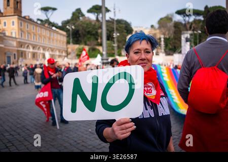 Rom, Rm, Italien. März 2026. Tausende nahmen an der Abschlussveranstaltung der Kampagne zur Volksabstimmung teil, um GEGEN die von der Regierung Meloni vorgeschlagene Änderung mehrerer Artikel der italienischen Verfassung zu stimmen, die zu einer Reform der Justiz führen sollte. Die Veranstaltung auf der Piazza del Popolo wurde von der CGIL union organisiert und fand die Teilnahme von Oppositionsparteiführern statt. (Kreditbild: © Marco Di Gianvito/ZUMA Press Wire) NUR REDAKTIONELLE VERWENDUNG! Nicht für kommerzielle ZWECKE! Stockfoto