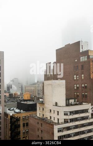 Die Wolkenkratzer-Wohnungen von Nomad sind in einem Grabtuch von schwerem Nebel verloren, Midtown Manhattan, März 2026, New York City Stockfoto