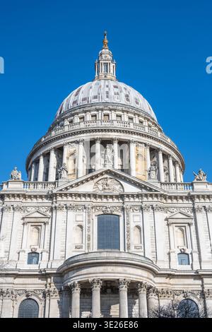 St Pauls Cathedral befindet sich in London, Großbritannien. Die Kuppel ist sichtbar und zeigt deutlich architektonische Details. Der Himmel ist hell und klar, was den Blick auf das Gebäude verbessert. Stockfoto