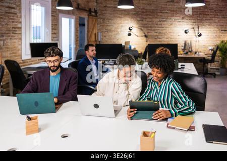 Multiethnisches Team arbeitet an einem Projekt in modernen Büros zusammen Stockfoto