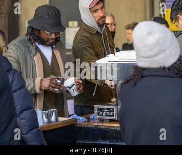 Barista bereitet ein Kaffeegetränk für einen Gast auf dem Borough Market in London zu Stockfoto