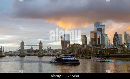 Londoner Stadtlandschaft mit Tower Bridge, Fluss themse und zeitgenössischen architektonischen Wahrzeichen in der Stadt London bei einem bewölkten Sonnenuntergang Stockfoto