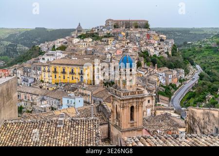 Panoramablick auf Ragusa Ibla, Sizilien. Mit dem blau gewölbten Glockenturm der Kirche Santa Maria dell'Itria und dem gelben Palazzo della Cancelleria A Stockfoto