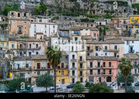 Blick auf Ragusa Ibla mit Steinhäusern auf einer Kalksteinwand. Ein Mosaik aus Fassaden und barocker Architektur im Herzen von Val di Noto, einer UN Stockfoto