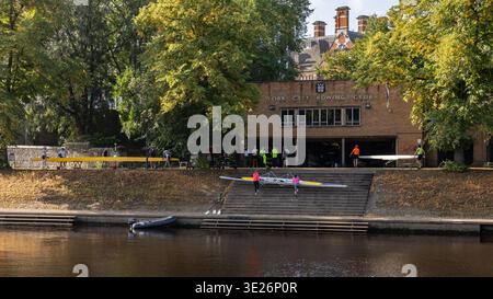 Vorbereitung der Boote auf dem Fluss Ouse York City Ruderclub Stockfoto